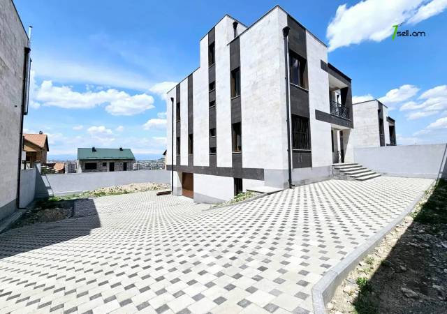 Երեք հարկանի քարե տուն, Դուրյան թաղամաս Ավանում, 800 ք.մ., 3+ սանհանգույց