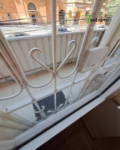 4 սենյականոց բնակարան Լեոյի փողոցում, 100 ք.մ., 2/5 հարկ, եվրովերանորոգված, քարե շենք