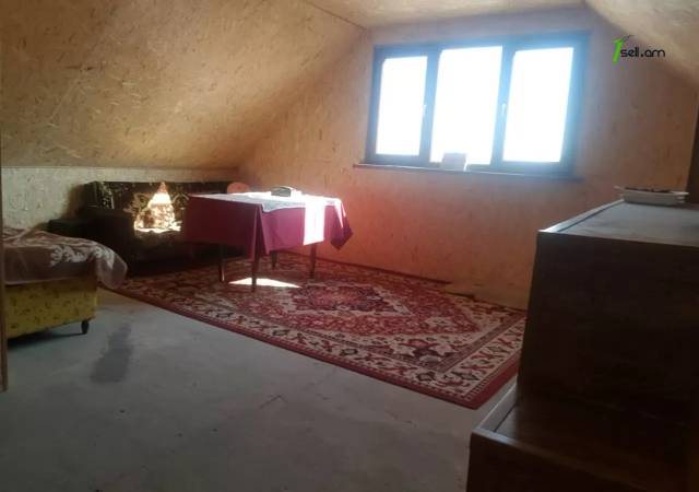 Մեկ հարկանի քարե տուն Ձորաղբյուրում, 1000 ք.մ., մասնակի վերանորոգում