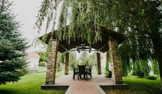 Երկու հարկանի քարե տուն Արաքսի փողոցում Աջափնյակում, 390 ք.մ., 3+ սանհանգույց