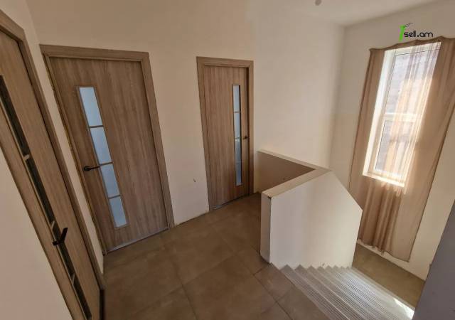 Երկու հարկանի քարե տուն Ավանում, 530 ք.մ., 2 սանհանգույց, կապիտալ վերանորոգված