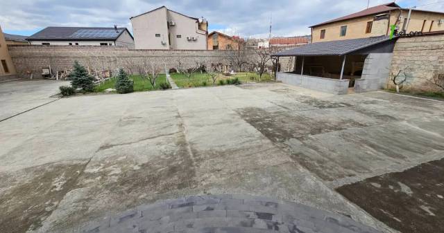 Երկու հարկանի քարե տուն Դավիթ Բեկի փողոցում Էրեբունիում, 1600 ք.մ., 3+ սանհանգույց