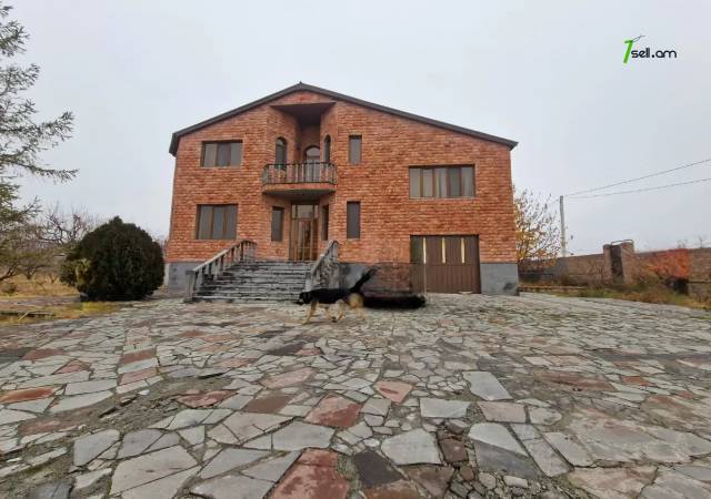 Երկու հարկանի քարե տուն, Եղվարդի խճուղի Զովունիում, 1000 ք.մ., 3+ սանհանգույց, եվրովերանորոգված