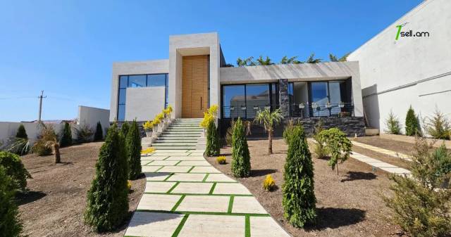 Մեկ հարկանի քարե տուն Զովունիում, 1150 ք.մ., 3+ սանհանգույց, դիզայներական ոճով վերանորոգված