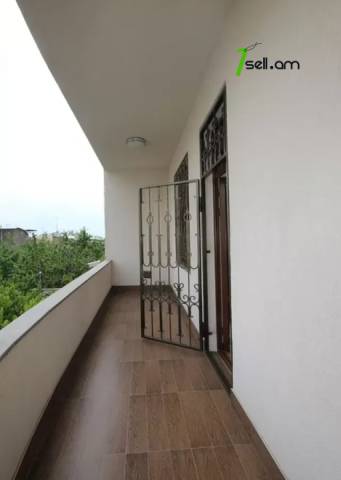 Երեք հարկանի քարե տուն Սևքարեցի Սաքոյի փողոցում Արաբկիրում, 600 ք.մ., 3+ սանհանգույց