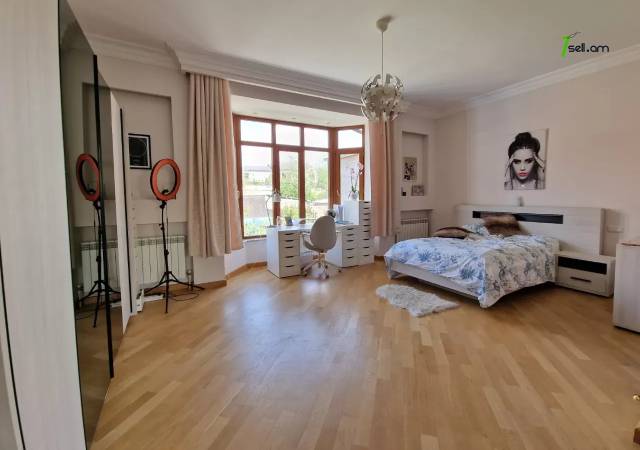 Երկու հարկանի քարե տուն Նոր Նորքում, 1000 ք.մ., 3+ սանհանգույց, կապիտալ վերանորոգված