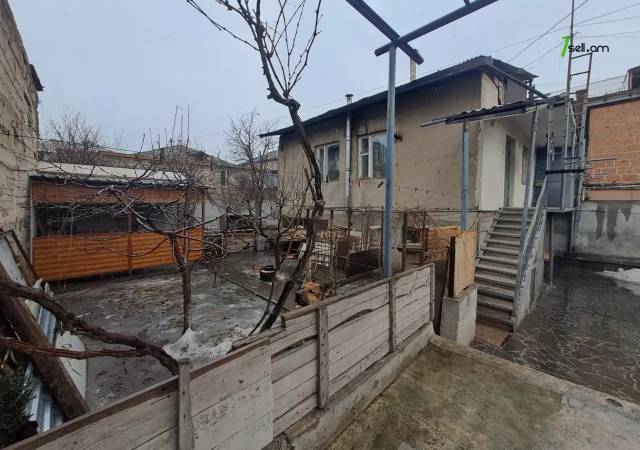 Երկու հարկանի քարե տուն Դավիթ Մալյան փողոցում Ավանում, 478 քմ, կոսմետիկ վերանորոգում