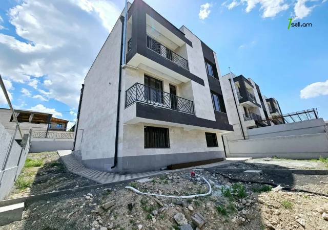 Երեք հարկանի քարե տուն, Դուրյան թաղամաս Ավանում, 400 քմ, 3+ սանհանգույց, կապիտալ վերանորոգված