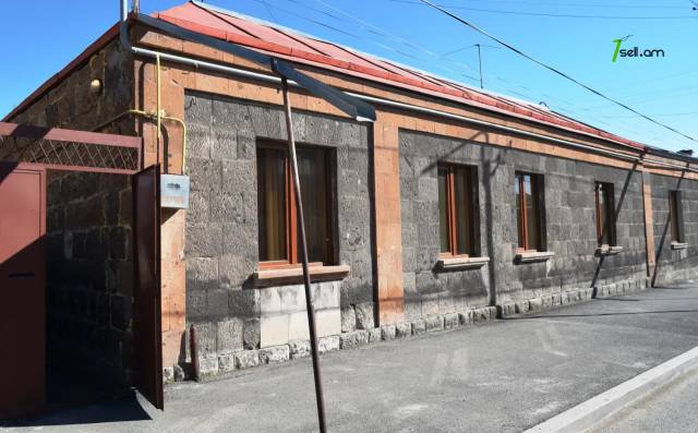 Մեկ հարկանի քարե տուն Տոլստոյի փողոցում Գյումրիում, 100 ք.մ., եվրովերանորոգված