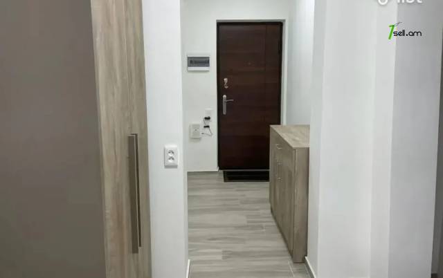 2 սենյականոց բնակարան Տիգրան Պետրոսյանի փողոցում, 72 ք.մ., նախավերջին հարկ, կապիտալ վերանորոգված