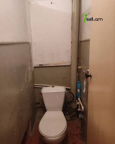 3 սենյականոց բնակարան Արամ Խաչատրյանի փողոցում, 86 ք.մ., մի քանի պատշգամբ, քարե շենք