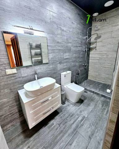 Երկու հարկանի քարե տուն Քաջազնունի փողոցում կենտրոնում, 1050 ք.մ., 3+ սանհանգույց