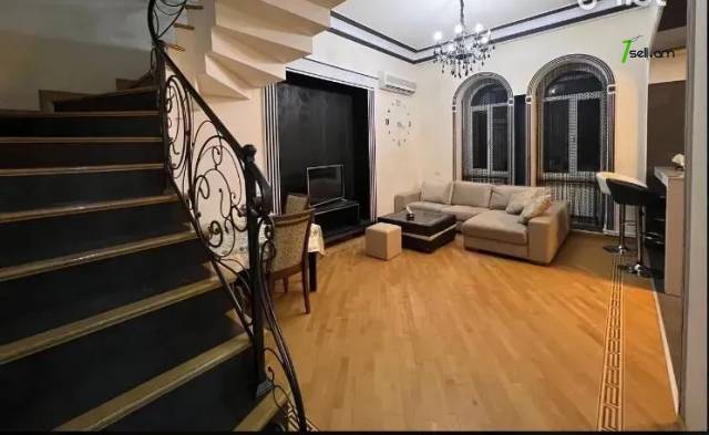 4 սենյականոց բնակարան Մաշտոցի պողոտայում, 133 ք.մ., 2 սանհանգույց, բարձր առաստաղներ