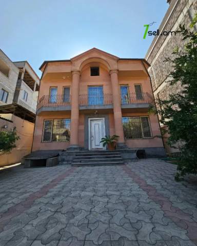 Երկու հարկանի քարե տուն Չարենցի փողոցում կենտրոնում, 740 ք.մ., 3+ սանհանգույց, կապիտալ վերանորոգված