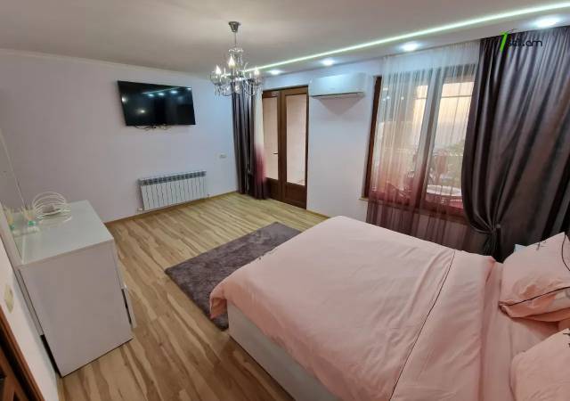 Երեք հարկանի քարե տուն, Նորք-Մարաշ վարչական շրջան Նորք Մարաշում, 300 ք.մ., 3+ սանհանգույց