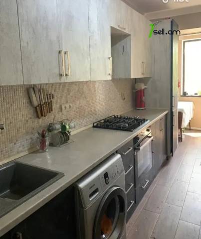 4 սենյականոց բնակարան Գուսան Շերամի փողոցում, 118 ք.մ., 2/5 հարկ, կապիտալ վերանորոգված, քարե շենք