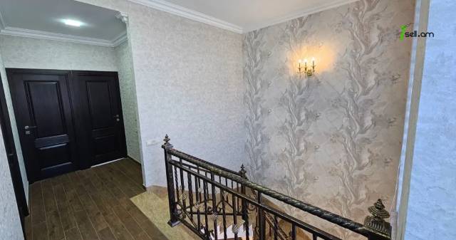 Երկու հարկանի քարե թաունհաուզ, Գ-1 թաղամաս Աջափնյակում, 400 քմ, 2 սանհանգույց, կապիտալ վերանորոգված