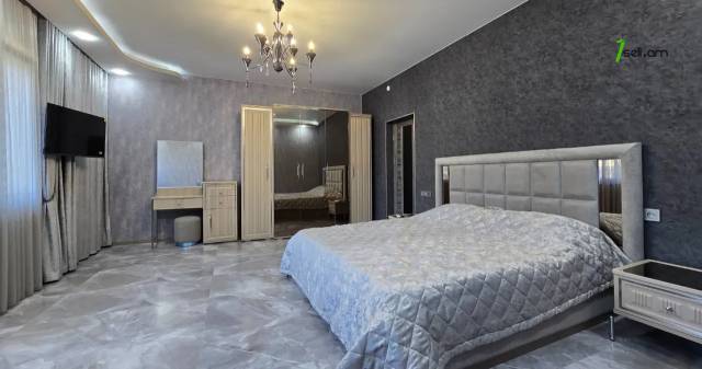 Երկու հարկանի քարե տուն Նար-Դոսի փողոցում կենտրոնում, 400 քմ, 3+ սանհանգույց, կապիտալ վերանորոգված