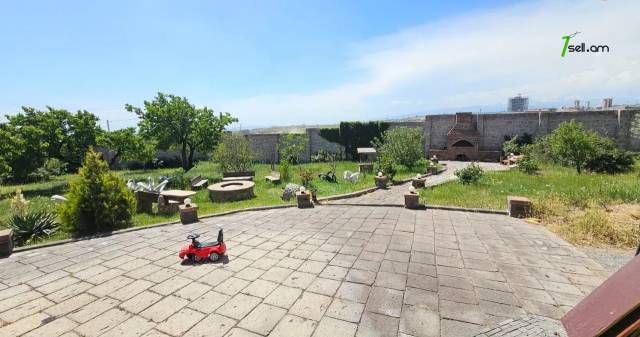 Երկու հարկանի քարե տուն Սիլիկյան 5-րդ փողոցում Աջափնյակում, 3000 քմ, 2 սանհանգույց, մեծ հողամաս