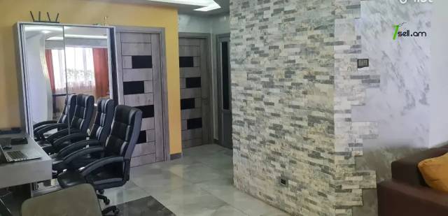 3 սենյականոց բնակարան Պարույր Սևակի փողոցում, 84 ք.մ., 2 սանհանգույց, եվրովերանորոգված, քարե շենք