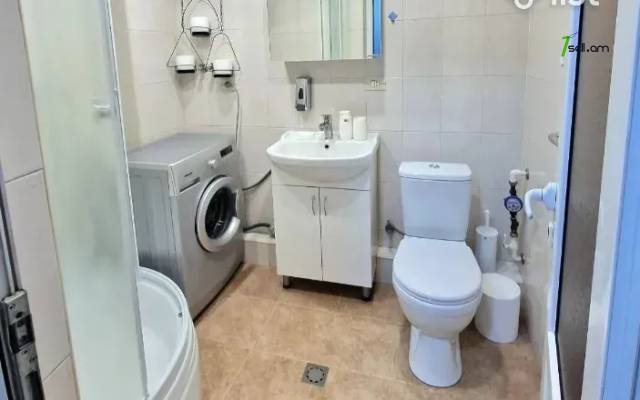 2 սենյականոց բնակարան Թումանյան փողոցում, 45 ք.մ., 3/6 հարկ, կապիտալ վերանորոգված, քարե շենք