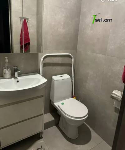 3 սենյականոց բնակարան Նելսոն Ստեփանյան փողոցում, 56 քմ, նախավերջին հարկ, կապիտալ վերանորոգված