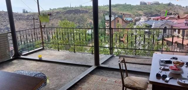 2 սենյականոց բնակարան Այգեձորի փողոցում, 73 ք.մ., 2 սանհանգույց, նախավերջին հարկ, քարե շենք