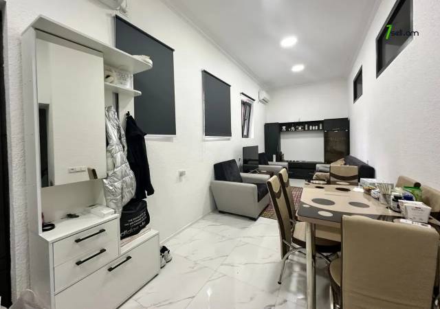 2 սենյականոց բնակարան Իսահակյան փողոցում, 50 ք.մ., 1/3 հարկ, կապիտալ վերանորոգված, քարե շենք