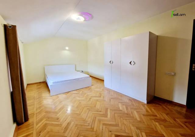 Երեք հարկանի տուն Օստրովսկու փողոցում կենտրոնում, 900 քմ, 3+ սանհանգույց, կապիտալ վերանորոգված