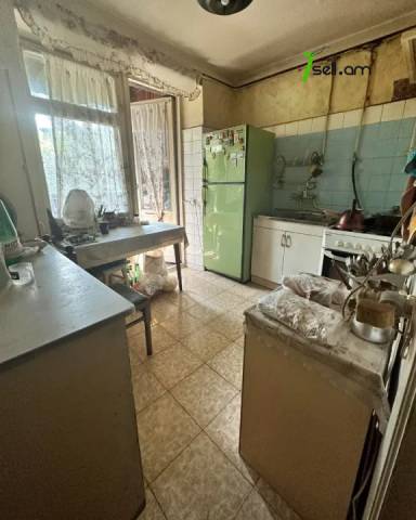 3 սենյականոց բնակարան Խորենացու փողոցում, 81 ք.մ., 3/5 հարկ, քարե շենք