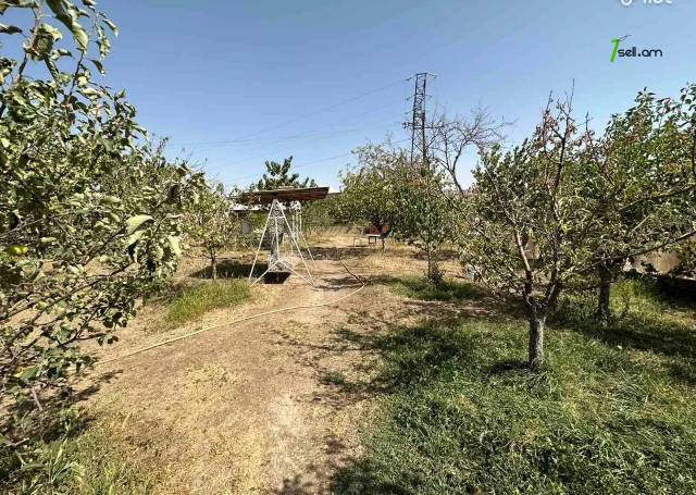 Երկու հարկանի քարե տուն 1-ին փողոցում Պտղնիում, 302 քմ, 2 սանհանգույց, մասնակի վերանորոգում