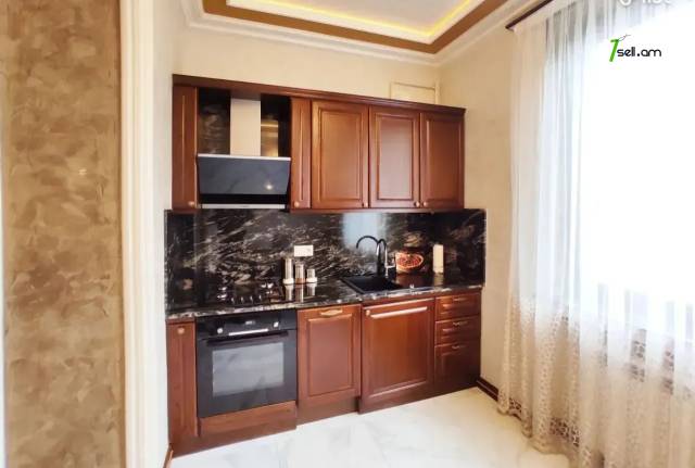 3 սենյականոց բնակարան Վարդանանց փողոցում, 86 ք.մ., 2/5 հարկ, 2 սանհանգույց, բարձր առաստաղներ