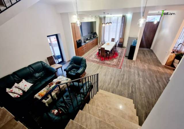 Երկու հարկանի քարե տուն Ծարավ աղբյուրի փողոցում Ավանում, 900 քմ, 3+ սանհանգույց, եվրովերանորոգված