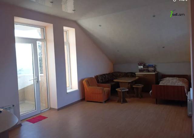 Երեք հարկանի տուն Բագրևանդի փողոցում Նոր Նորքում, 320 քմ, 2 սանհանգույց, կապիտալ վերանորոգված