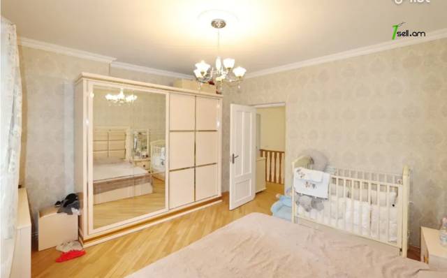 Երեք հարկանի քարե տուն Տիգրան Մեծի պողոտայում Էրեբունիում, 372 ք.մ., 2 սանհանգույց, եվրովերանորոգված