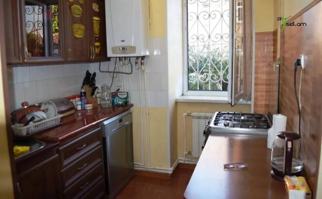 3 սենյականոց բնակարան Շիրակացի փողոցում, 81 ք.մ., 1/3 հարկ, եվրովերանորոգված, քարե շենք