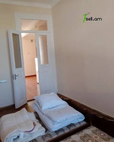 3 սենյականոց բնակարան Սայաթ-Նովայի պողոտայում, 86 ք.մ., բարձր առաստաղներ, կոսմետիկ վերանորոգում