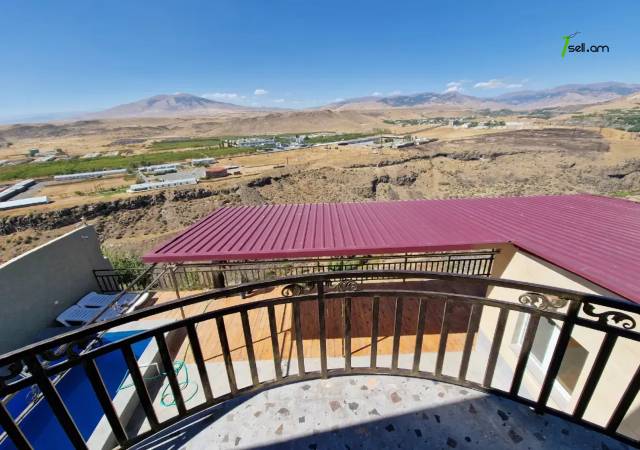 Երկու հարկանի քարե տուն 1-ին փողոցում Բյուրեղավանում, 700 քմ, 3+ սանհանգույց, կապիտալ վերանորոգված