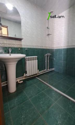 Մեկ հարկանի քարե տուն Տոլստոյի փողոցում կենտրոնում, 80 քմ, կապիտալ վերանորոգված