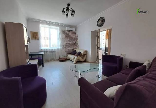 3 սենյականոց բնակարան Սայաթ-Նովայի պողոտայում, 70 ք.մ., 3/5 հարկ, կապիտալ վերանորոգված, քարե շենք