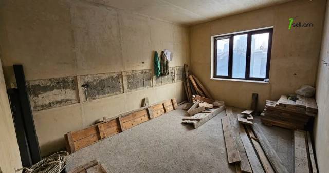Երկու հարկանի տուն Պարույր Սևակի փողոցում Ավանում, 888 քմ, 2 սանհանգույց, մասնակի վերանորոգում