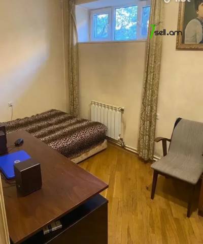 3 սենյականոց բնակարան, Աթոյան փողոցի նրբանցք, 91 ք.մ., 1/5 հարկ, կապիտալ վերանորոգված, քարե շենք