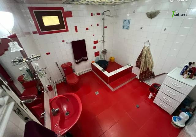 Երկու հարկանի քարե տուն Առափնյա փողոցում Եղվարդում, 207 ք.մ., 2 սանհանգույց