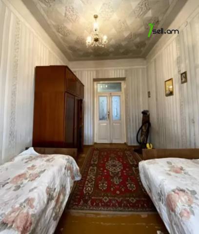 Երկու հարկանի քարե տուն Էրեբունու փողոցում Էրեբունիում, 500 քմ, 2 սանհանգույց