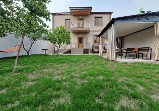 Երկու հարկանի տուն Պարույր Սևակ թաղամաս 2-րդ փողոցում Առինջում, 480 քմ, 3+ սանհանգույց