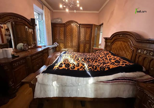 3 սենյականոց բնակարան Մոսկովյան փողոցում, 82 քմ, նախավերջին հարկ, բարձր առաստաղներ