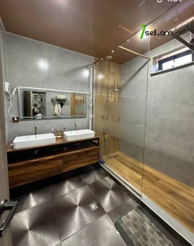 Երկու հարկանի տուն Հատիսի փողոցում Աբովյանում, 210 ք.մ., 3+ սանհանգույց, եվրովերանորոգված