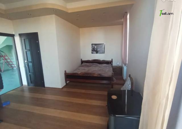 Երեք հարկանի տուն Բագրևանդի փողոցում Նոր Նորքում, 320 քմ, 2 սանհանգույց, կապիտալ վերանորոգված