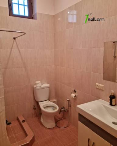 Երկու հարկանի քարե տուն Քեռու փողոցում Ձորաղբյուրում, 1200 քմ, 2 սանհանգույց, եվրովերանորոգված