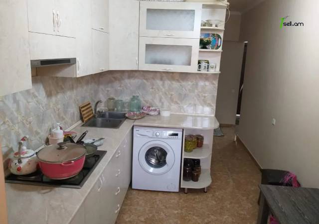 2 սենյականոց բնակարան, Lyuksemburg Street, 62 ք.մ., 1/4 հարկ, կապիտալ վերանորոգված, քարե շենք